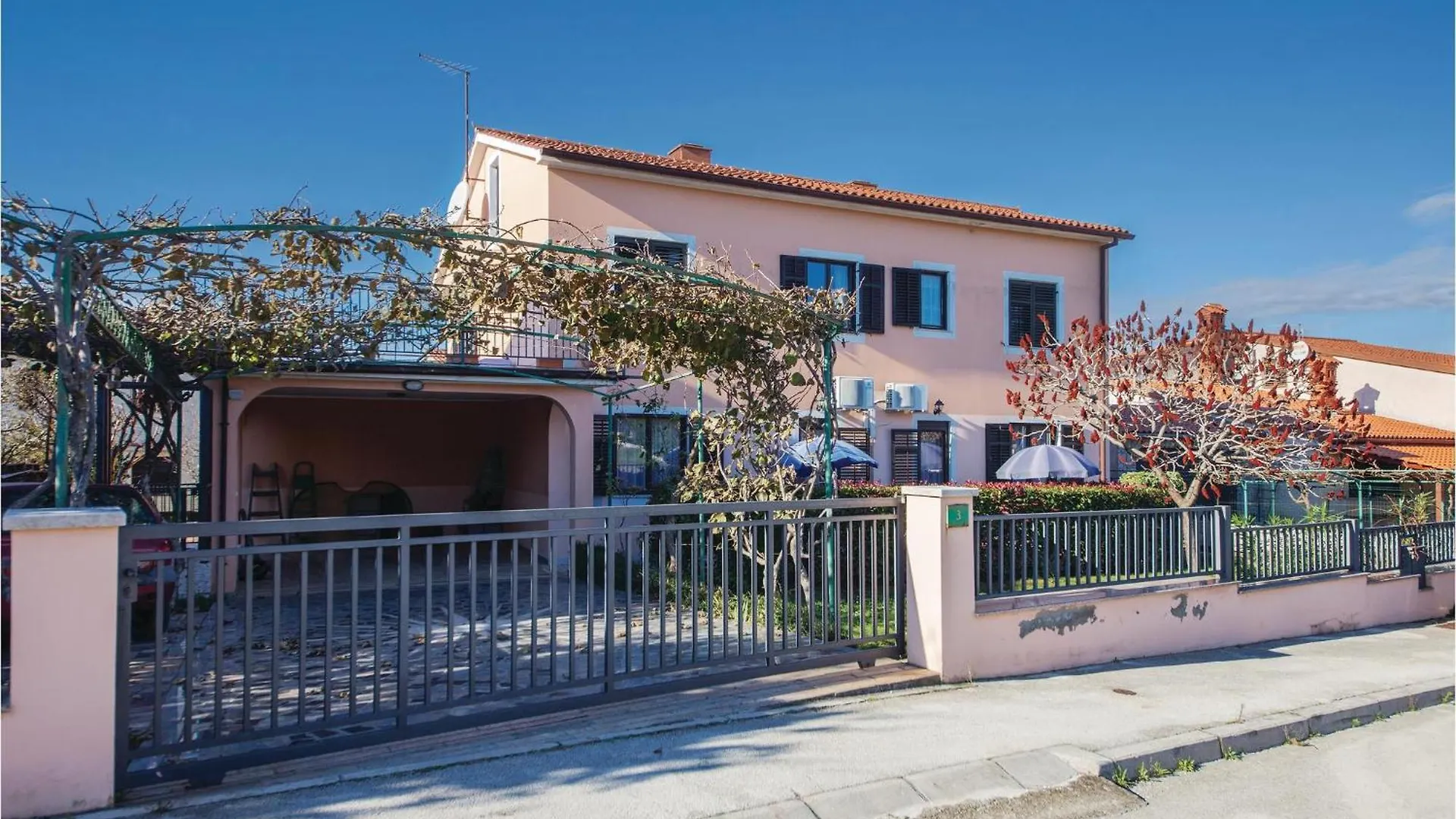 5 Bedroom Beautiful Apartment In Pula 0*,
