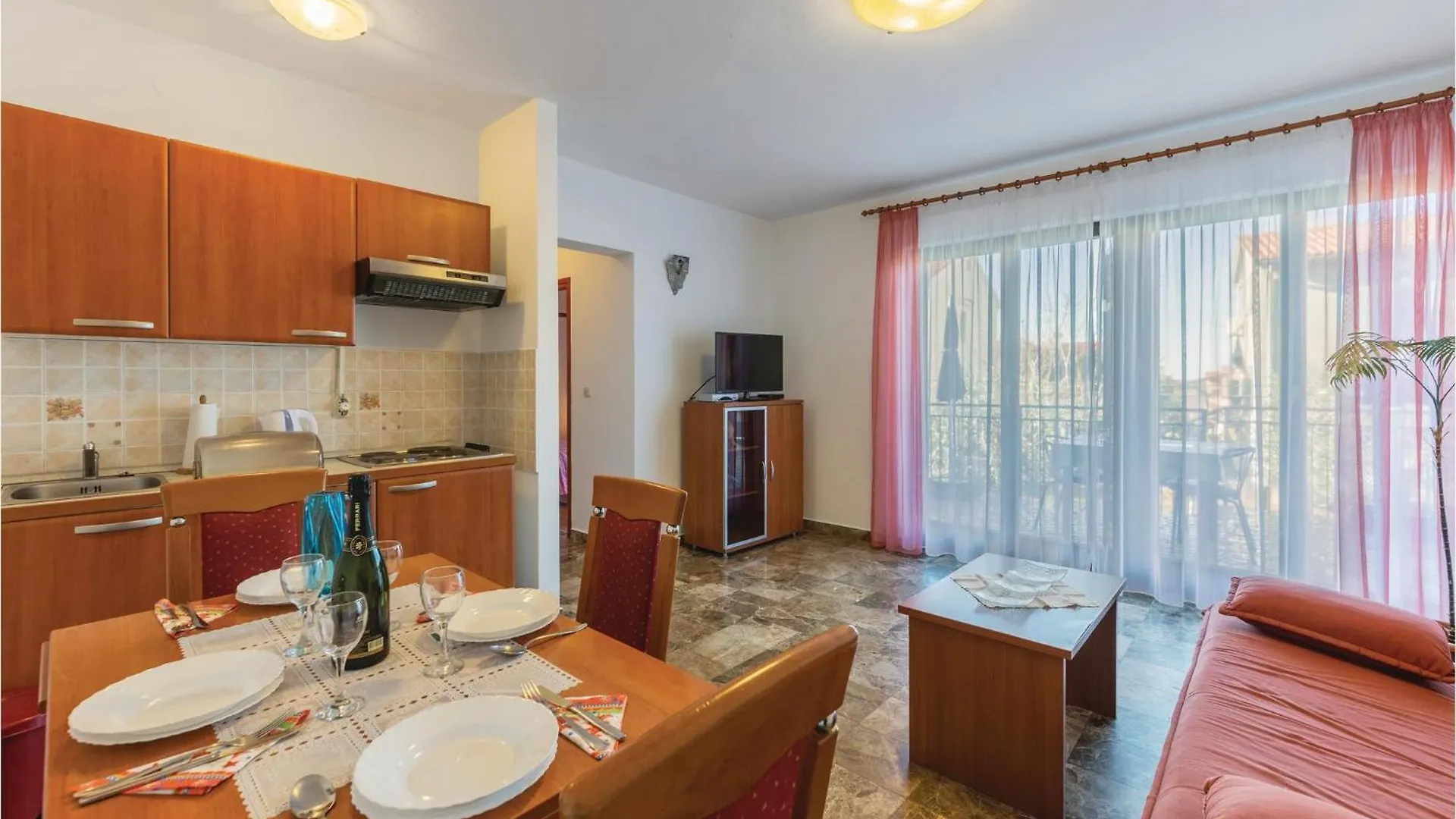 5 Bedroom Beautiful Apartment In Pula